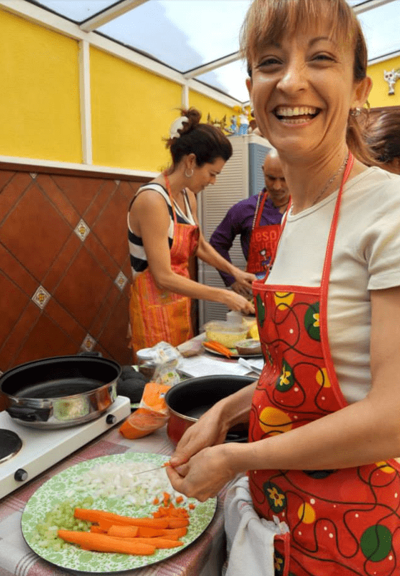 fotografía de una chica cocinando, muy feliz