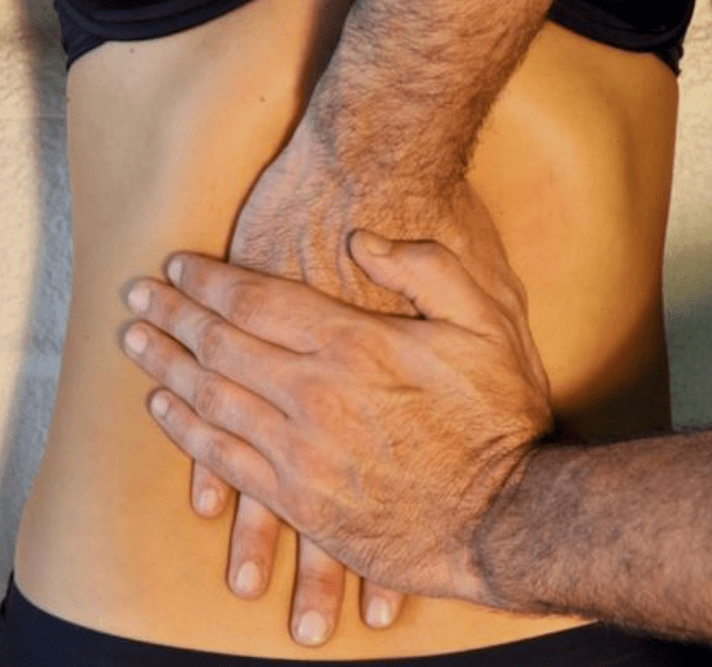 fotografía de manipulación abdominal en Osteopatía Visceral