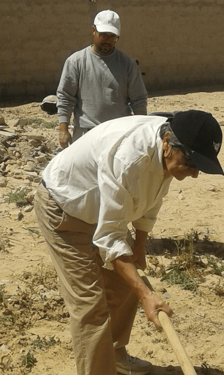 Foto de un agricultor preparando la tierra del desierto para cultivar