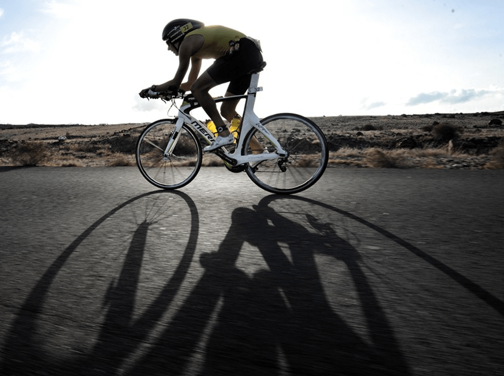 Foto de perfil de un ciclista participando en una competición en fuerteventura