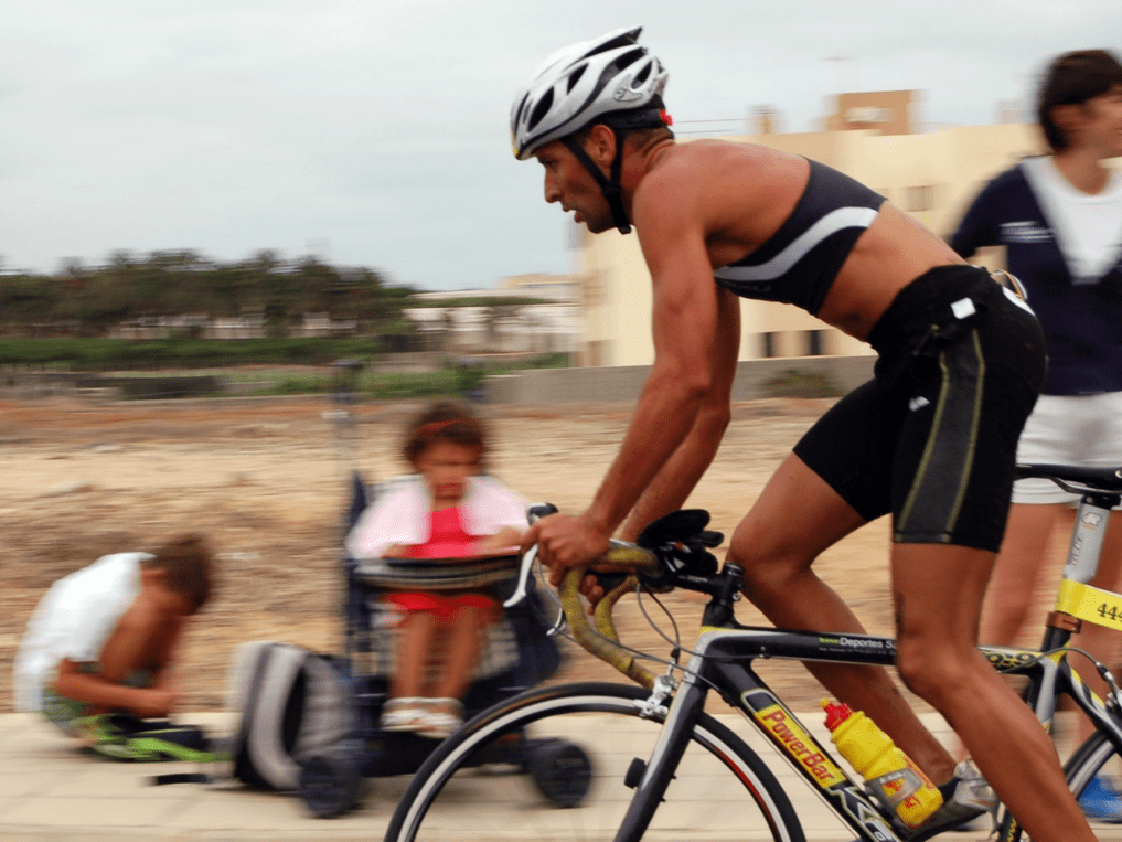 Foto de perfil de un ciclista participando en una competición en fuerteventura